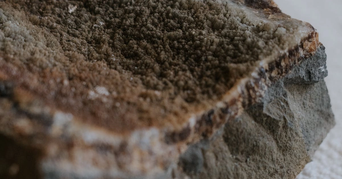 Геологические процессы кристаллизации и случайные образования минералов