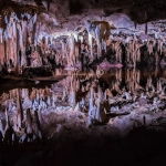 Кристаллические структуры и геологические образования в природе