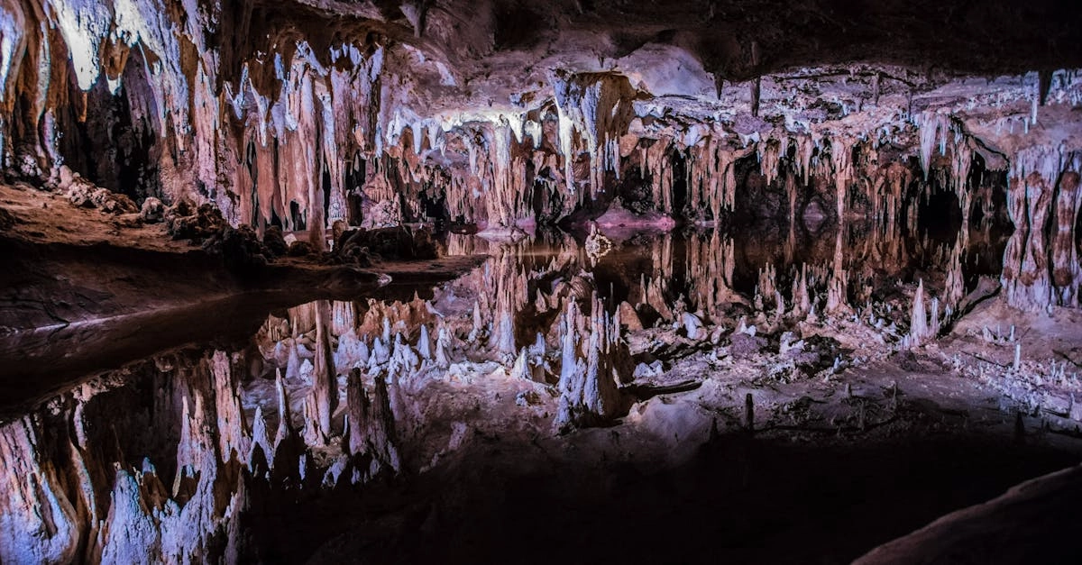 Кристаллические структуры и геологические образования в природе
